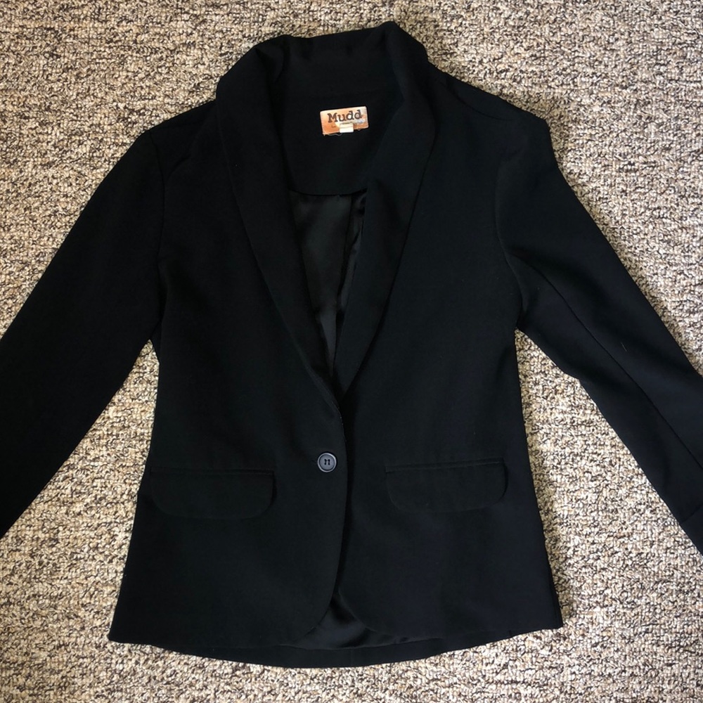 Black blazer — Capri sleeves